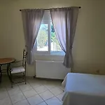 Villa Skala - - Sleeps 7 - Parking - Garden